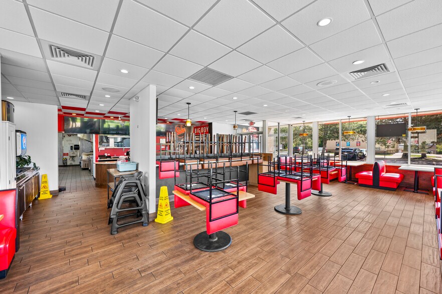 More Photos Of 32704 Grand River Ave, Farmington Restaurant For Sale