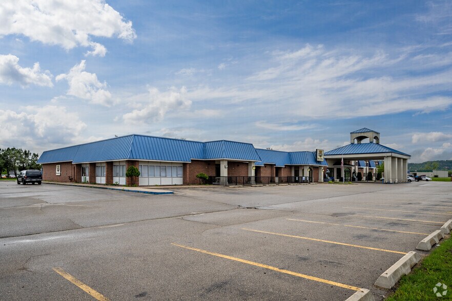 More Photos Of 101 Sky Harbour Dr, La Crosse Hotel For Sale