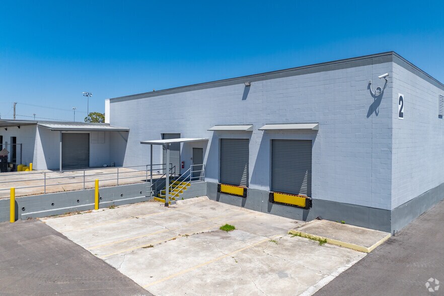 More Photos Of 3900 W Coachman Ave, Tampa Warehouse For Lease