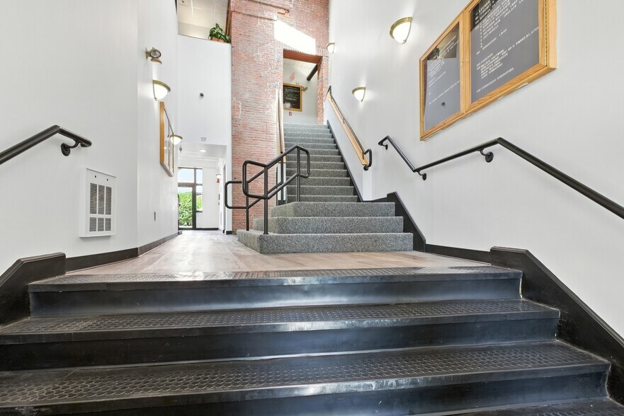 More Photos Of 5-7 Market Sq, Amesbury Loft Creative Space For Lease