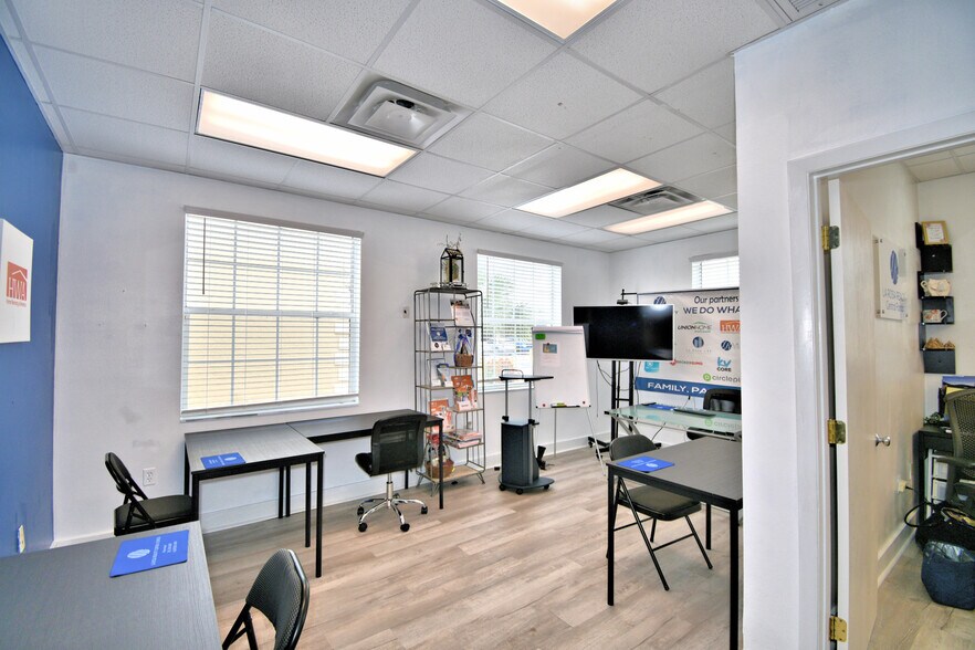 More Photos Of 43344 Highway 27, Davenport Coworking Space