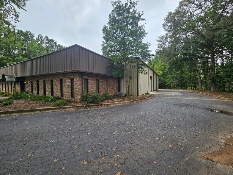 More Photos Of 135 Cecil Ct, Fayetteville Warehouse For Lease