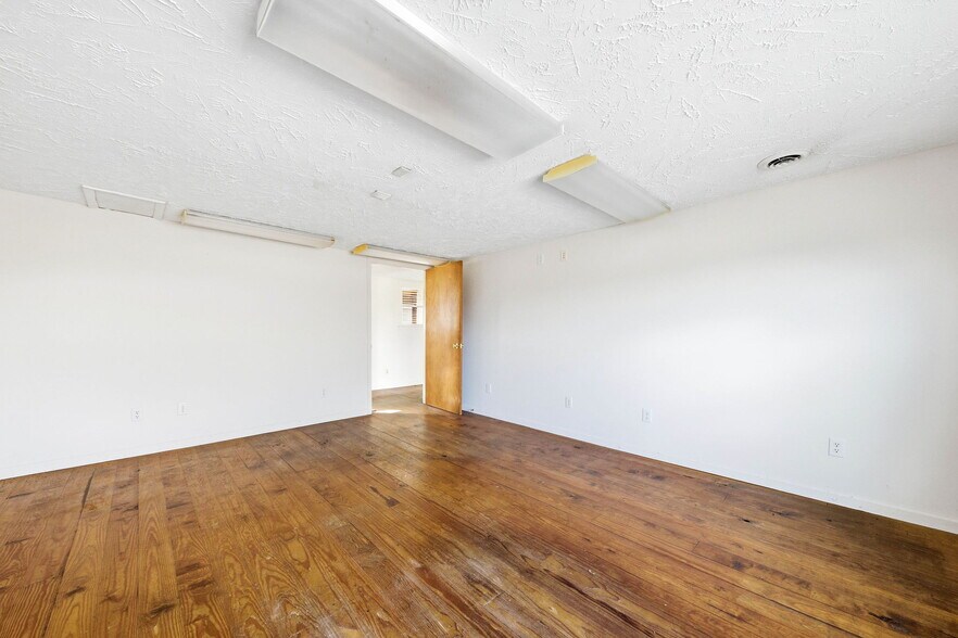 More Photos Of 803 E Broadway Blvd, Jefferson City Warehouse For Sale