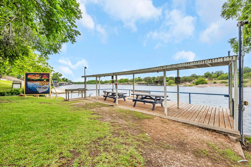 More Photos Of 408 Clen Oak Pkwy, Burnet Hospitality For Sale