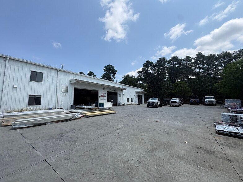 More Photos Of 2830 Simpson Cir, Norcross Showroom For Sale