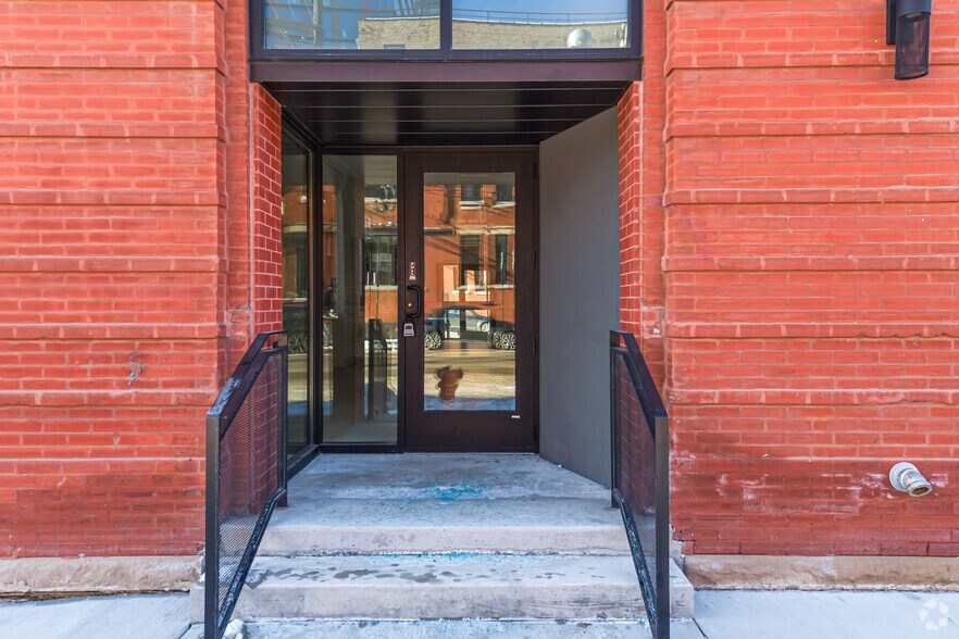 More Photos Of 1035 W Lake St, Chicago Office For Lease