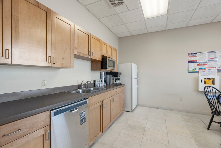 More Photos Of 7447 Riverside Pky, Tulsa Bank For Lease