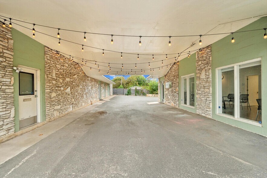 More Photos Of 2413-2415 Greenlawn Pky, Austin Office For Sale