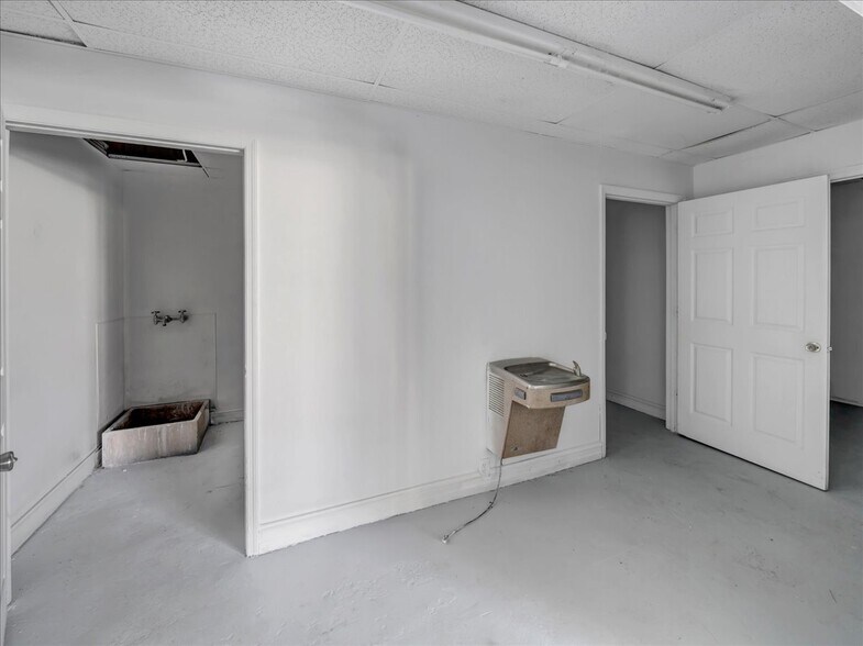 More Photos Of 19276 Hartford St, Edison Freestanding For Sale