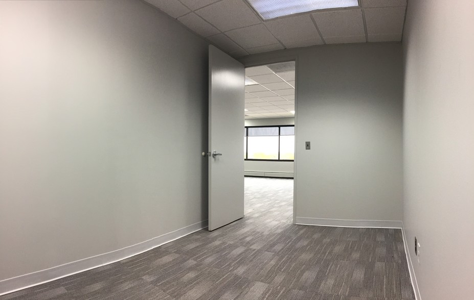 More Photos Of 550 Stephenson Hwy, Troy Office For Lease