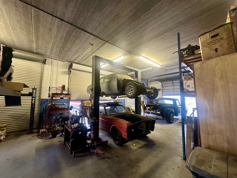 More Photos Of 1002 SE 9th St, Cape Coral Service For Sale