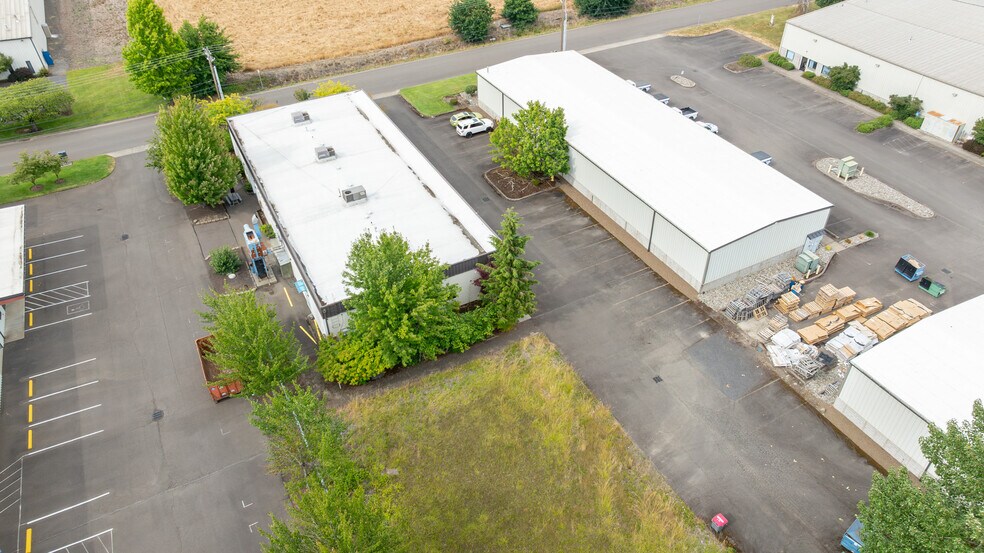 More Photos Of 3200 NE Rivergate St, Mcminnville Service For Sale