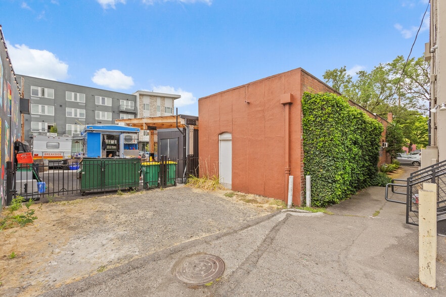 More Photos Of 12670 SW Farmington Rd, Beaverton Freestanding For Sale