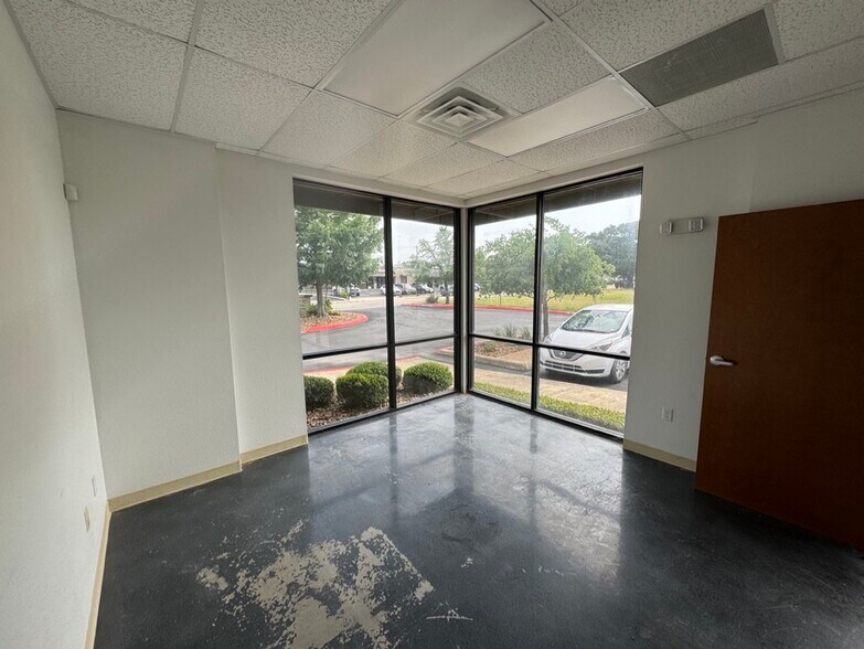 More Photos Of 4222 Gatecrest, San Antonio Light Distribution For Lease