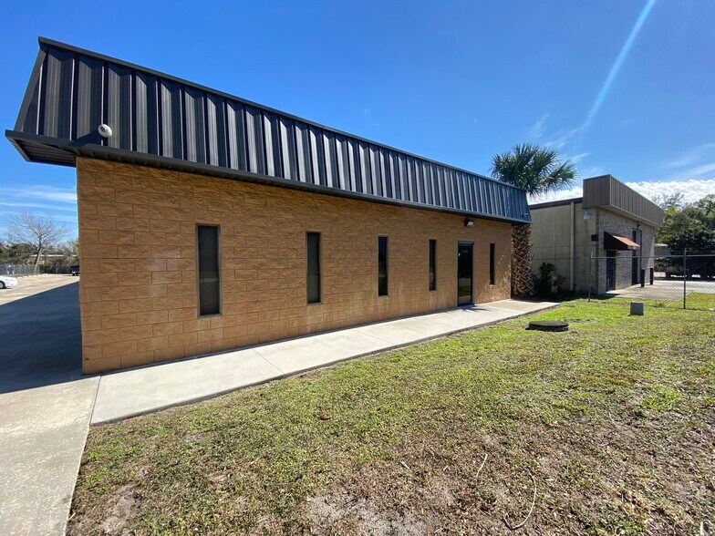 More Photos Of 5449 Benchmark Ln, Sanford Warehouse For Lease