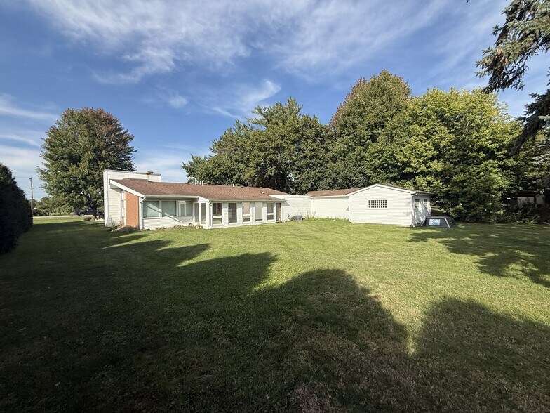 More Photos Of 806 Penny Ave, East Dundee Storefront Retail Office For Lease