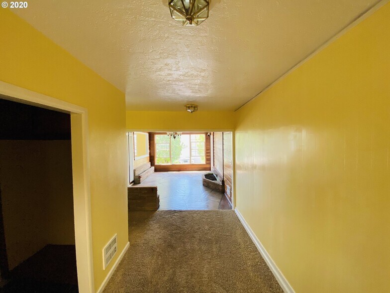 More Photos Of 295 S Broadway, Coos Bay Restaurant For Sale