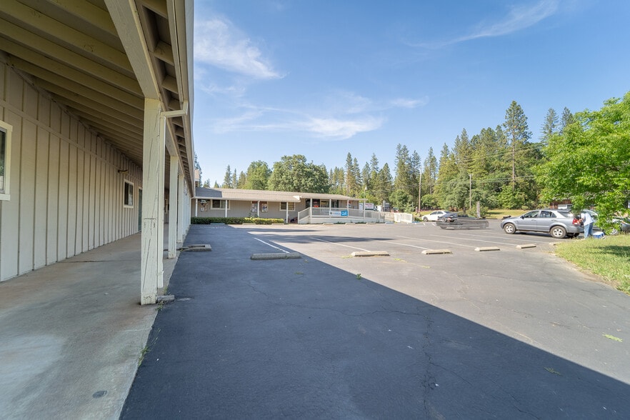 More Photos Of 16850 Willow Glen Rd, Brownsville Storefront Retail Office For Sale