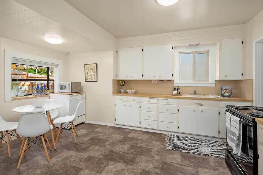 More Photos Of 5011 5th Ave NE, Seattle Apartments For Sale