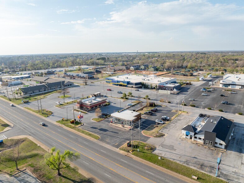 More Photos Of 2221 W Walnut St, Rogers Restaurant For Sale