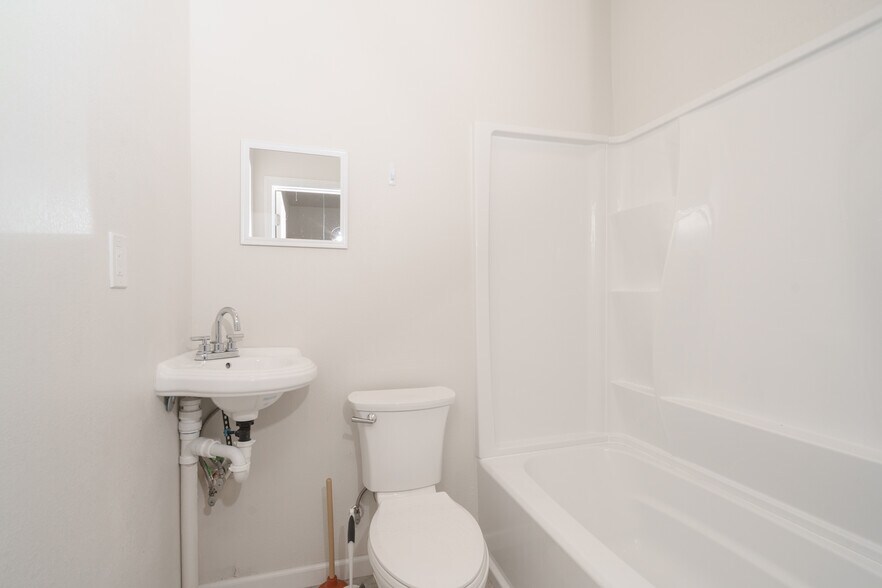 More Photos Of 1919 Drummond Ave, Panama City Distribution For Lease