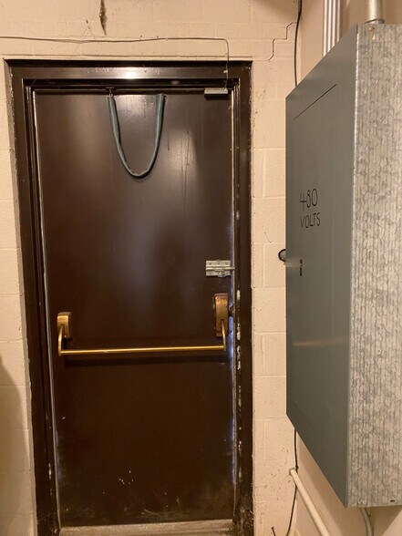 More Photos Of 3909 Witmer Rd, Niagara Falls Freestanding For Lease