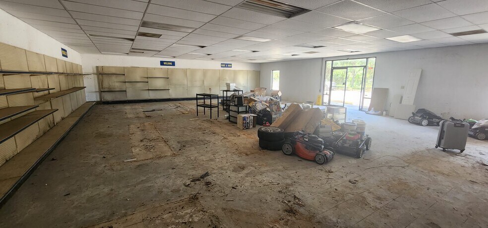 More Photos Of 284 S Center St, Pierson Auto Repair For Lease