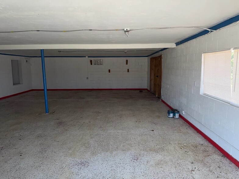 More Photos Of 204 W Veterans Memorial Hwy, Blanchard General Retail For Sale