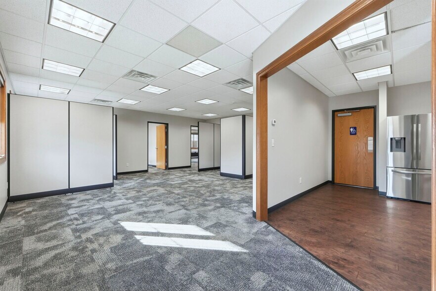 More Photos Of 2150 N Pointe Dr, Warsaw Office For Lease