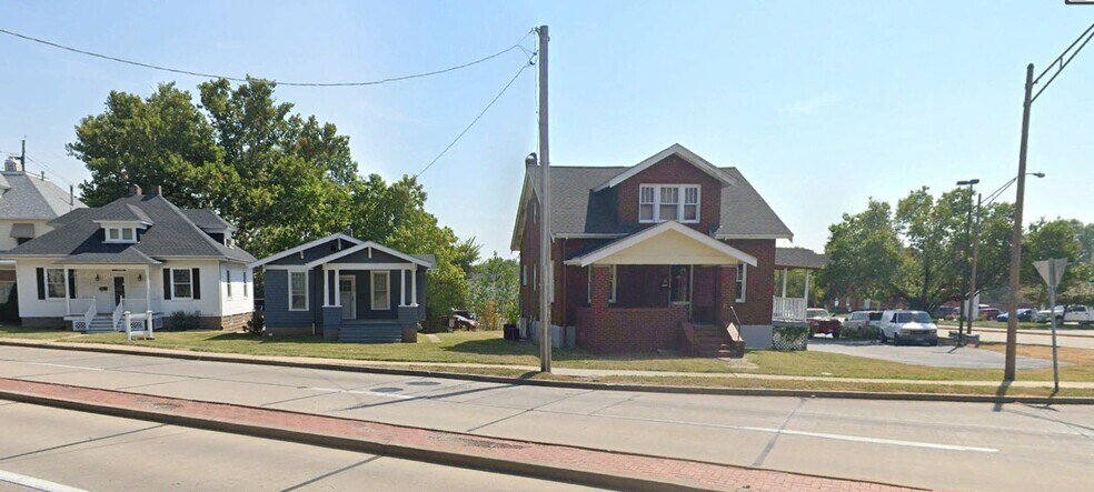 More Photos Of 210 S Kingshighway St, Saint Charles Office For Sale