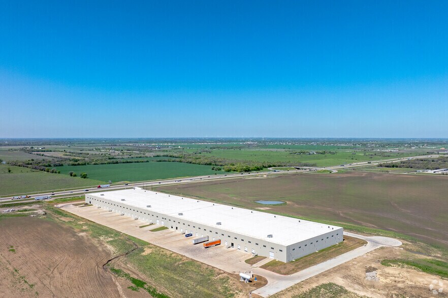 More Photos Of 611 N Stemmons Fwy, Sanger Warehouse For Lease