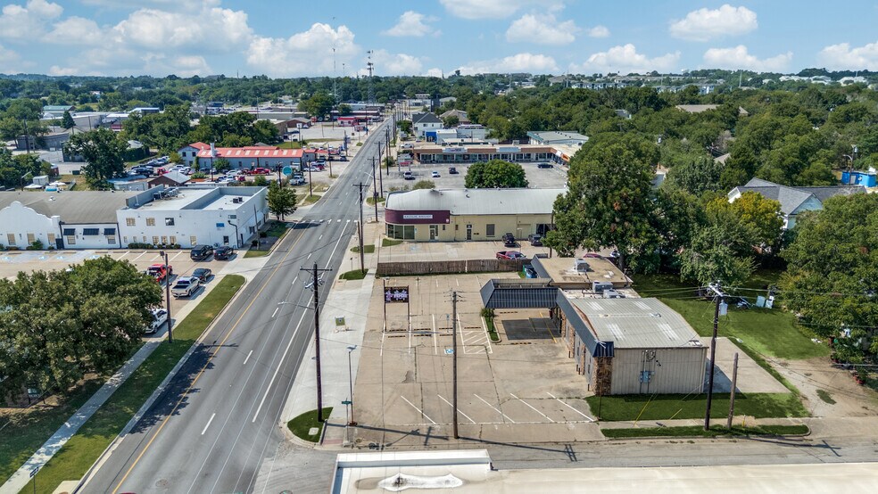 More Photos Of 400 S Elm St, Denton Auto Repair For Lease