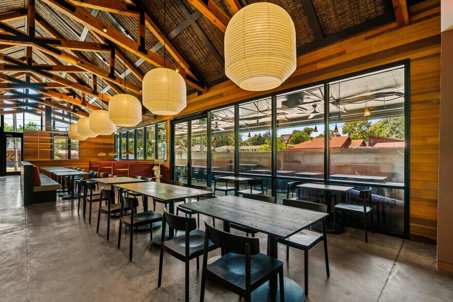 More Photos Of 2708 E Cesar Chavez St, Austin Restaurant For Sale