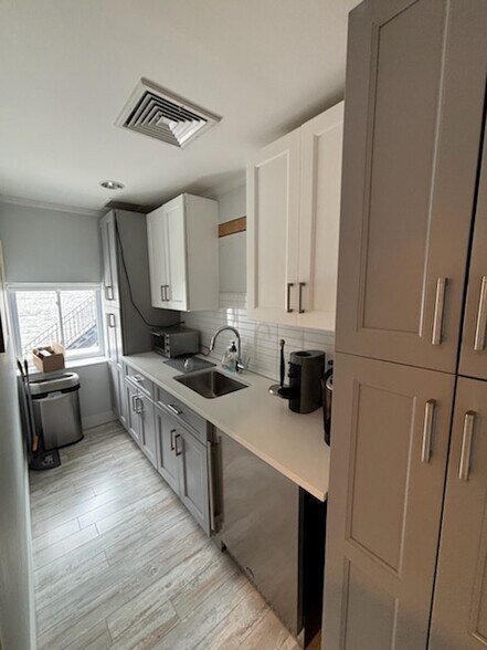 More Photos Of 27 Saint Charles St, Thornwood Office For Lease