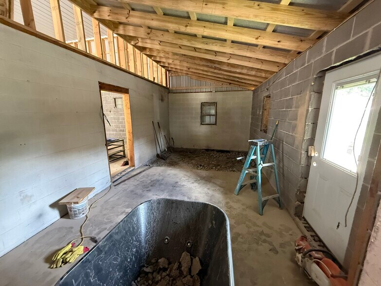 More Photos Of 1015 Trenton Ave, Uhrichsville Industrial For Sale