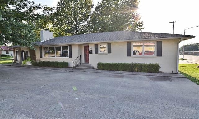 More Photos Of 223 N East Ave, Tahlequah Office For Sale