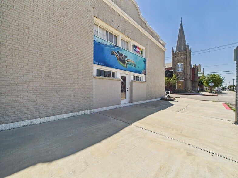 More Photos Of 2327 Winnie St, Galveston General Retail For Sale