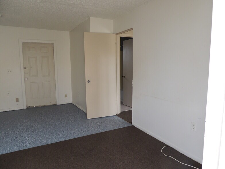 More Photos Of 408 N Ridgewood Dr, Sebring Freestanding For Sale