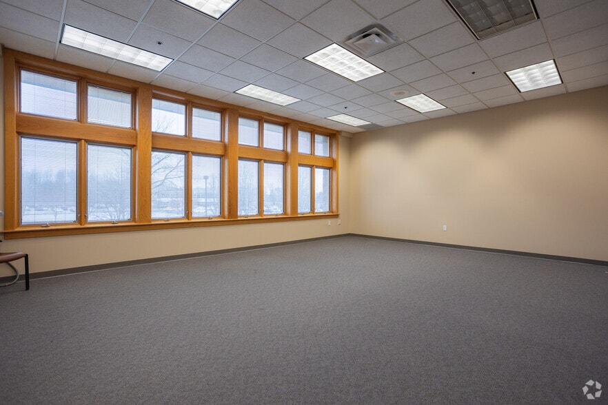 More Photos Of 3235-3299 N Wellness Dr, Holland Medical For Lease