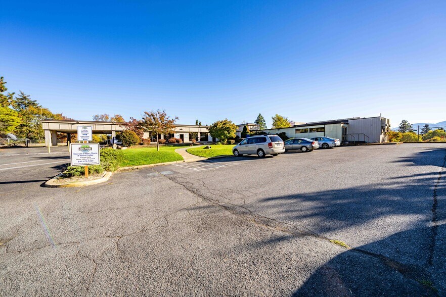 More Photos Of 715 NW Dimmick St, Grants Pass Office For Sale