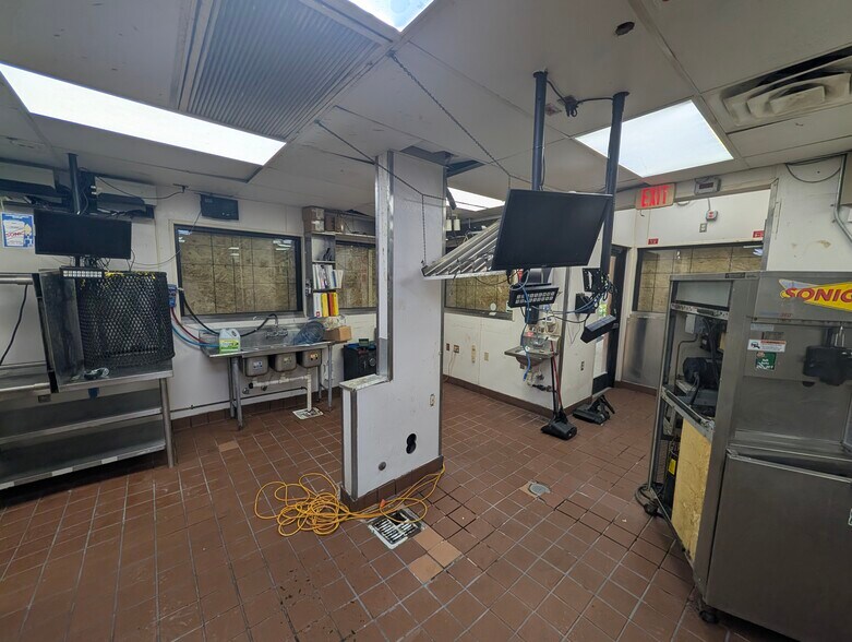 More Photos Of 200 Floyd Thompson Blvd, Hampton Fast Food For Lease