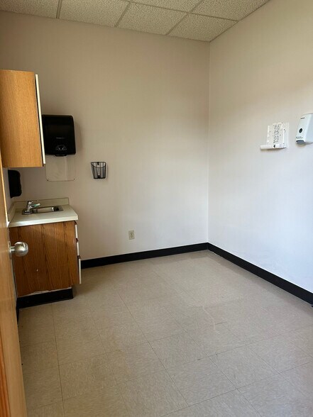 More Photos Of 961 Canal St, Syracuse Medical For Sale