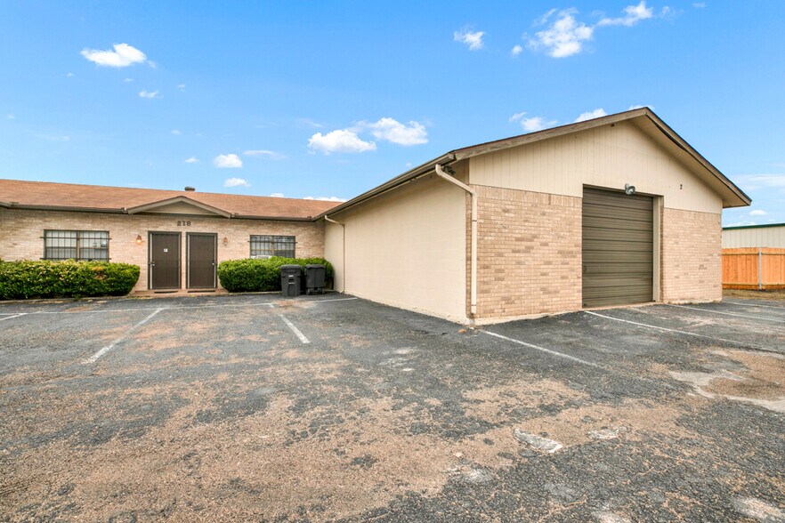 Primary Photo Of 218 Deborah Dr, New Braunfels Warehouse For Lease