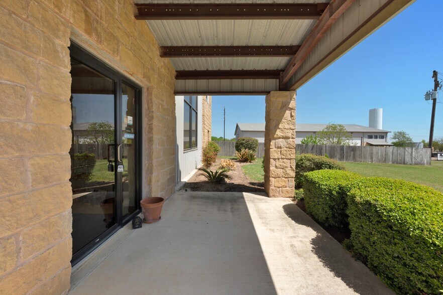 More Photos Of 165 Tecon Cv, Buda Warehouse For Lease