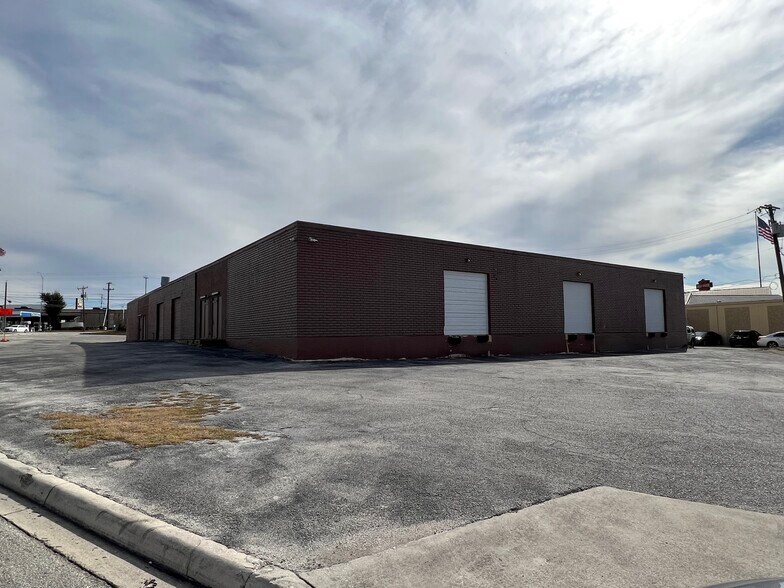 More Photos Of 5508-5516 Brewster St, San Antonio Warehouse For Lease