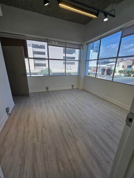 More Photos Of 401 Kamakee St, Honolulu Office For Lease