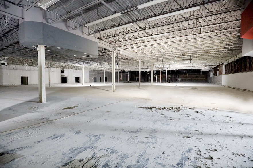 More Photos Of 1700-1730 Brittain Rd, Akron Freestanding For Lease