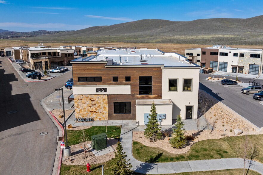 More Photos Of 4554 Forestdale Dr, Park City Showroom For Lease