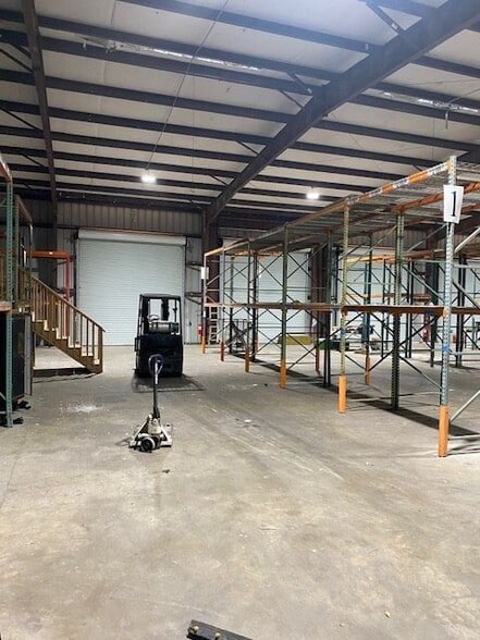 More Photos Of 13310 Fondren Rd, Houston Warehouse For Lease