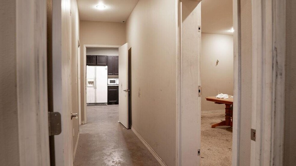 More Photos Of 2500 N Center St, Bonham Warehouse For Lease